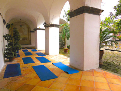 yoga retreats and teacher trainings into yoga shala in Italy